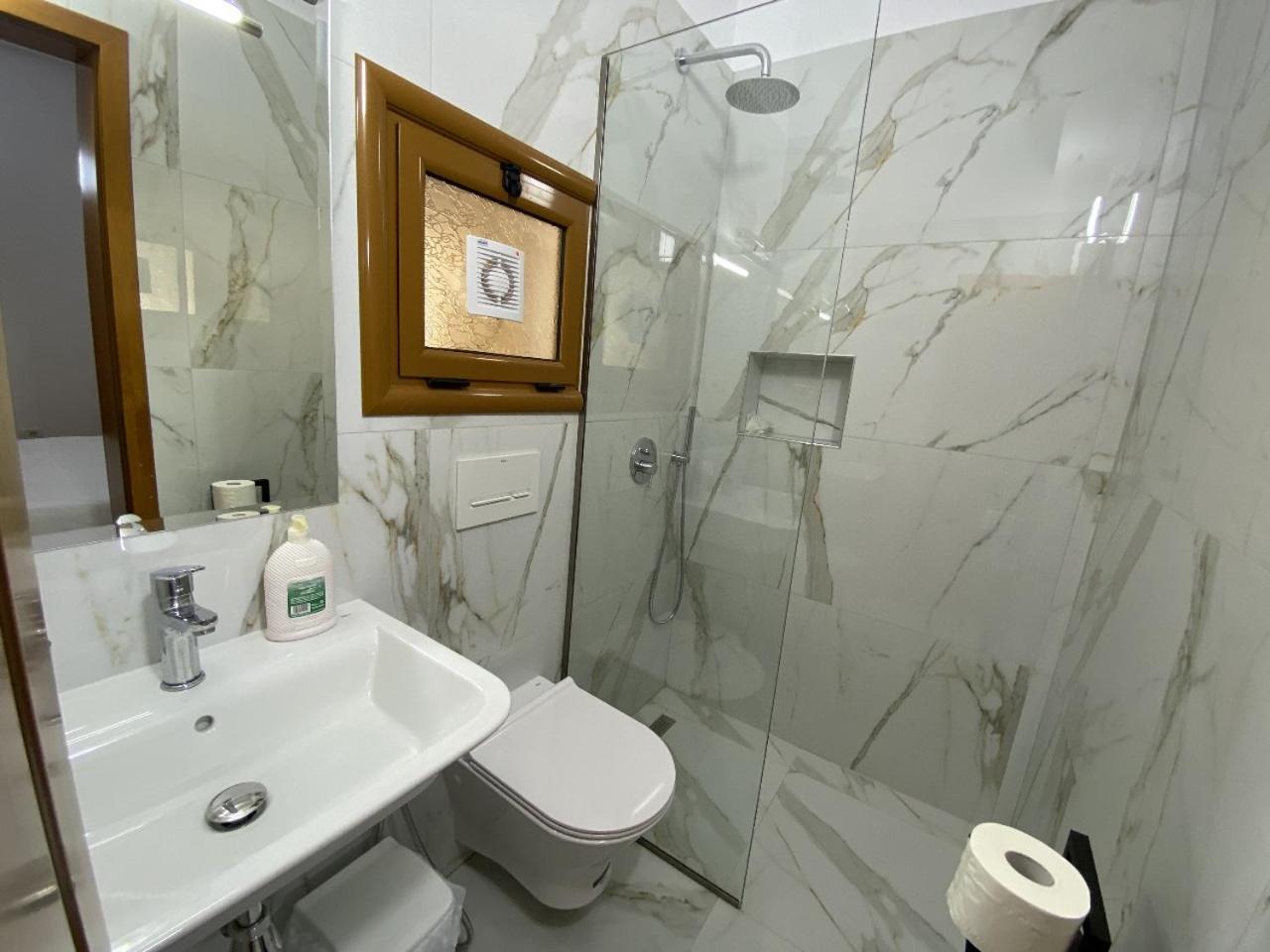 Hotel Martini Vlorë Eksteriør billede